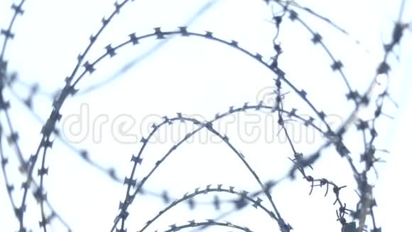 栅栏上的铁丝网监狱围栏视频的预览图