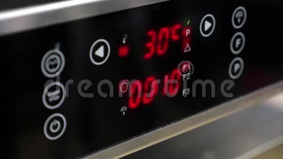 一个糖果师打开他的烤箱输入时间和温度视频的预览图