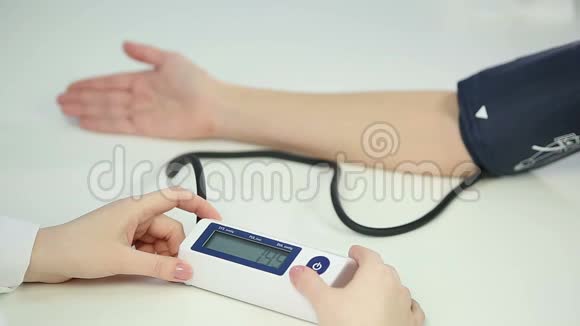 医务人员监测被诊断为低血压患者的血压视频的预览图