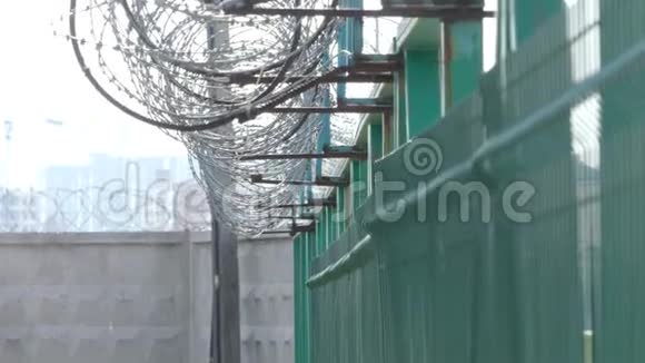 栅栏上的铁丝网监狱围栏视频的预览图