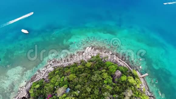 平静的五彩斑斓的蔚蓝色海近小热带火山岛科涛独特的小天堂南园医生视频的预览图