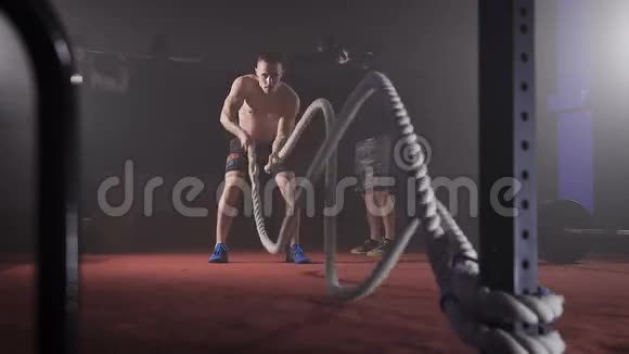 运动员在健身房做重绳训练视频的预览图
