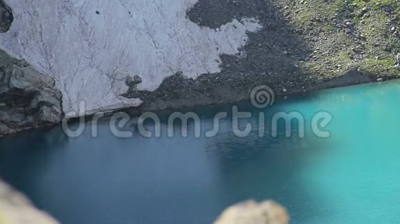 放大山湖清澈的碧水雄伟的景色视频的预览图