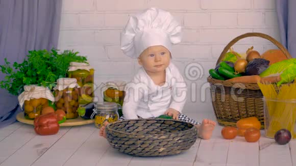 一个可爱的小男孩在厨房里玩新鲜蔬菜视频的预览图