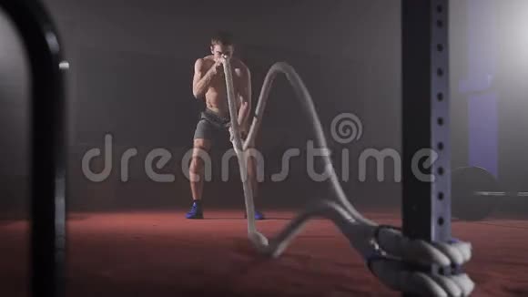 可爱的肌肉男在健身房做交叉绳索双波锻炼视频的预览图