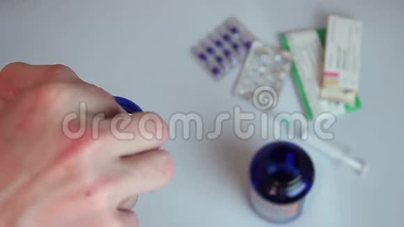 病人吞咽药丸服药药片医疗保健视频的预览图