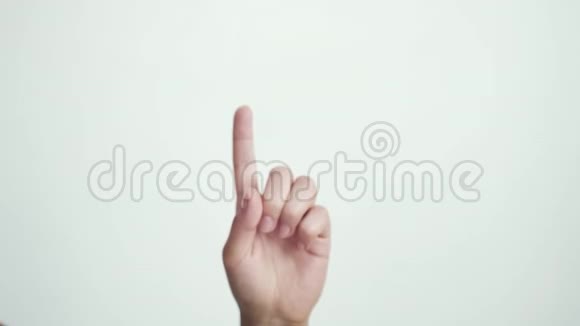 关闭孤立的女性手秀的五个手触摸屏手势在白色背景3840x21604k视频的预览图