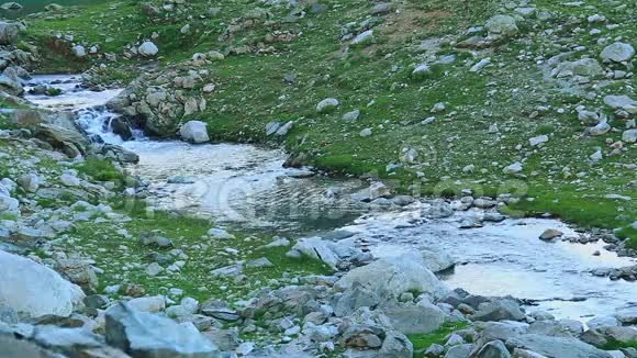 平静的山溪流过岩石绿色的山谷视频的预览图