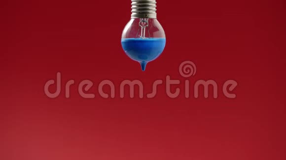 上面有蓝色油漆的灯泡视频的预览图