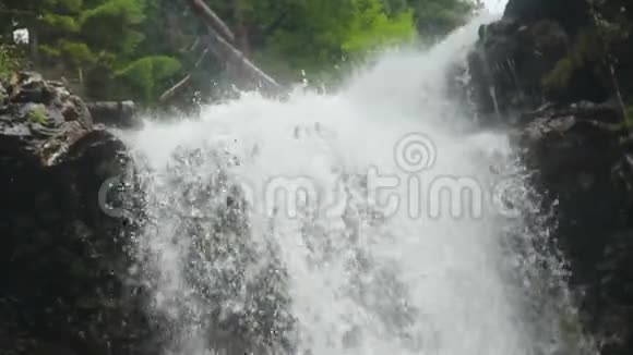 特写瀑布水溅到岩石上低角度视频的预览图