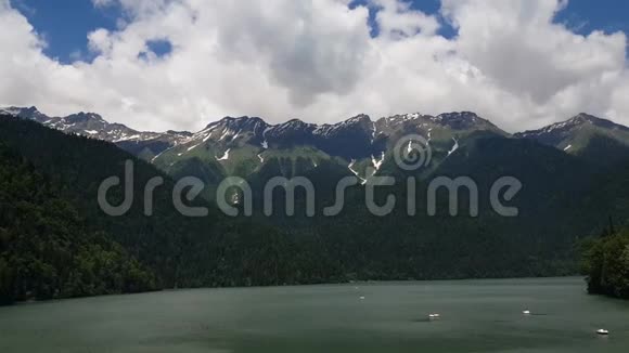 阿布哈兹里萨湖周围美丽的山脉视频的预览图