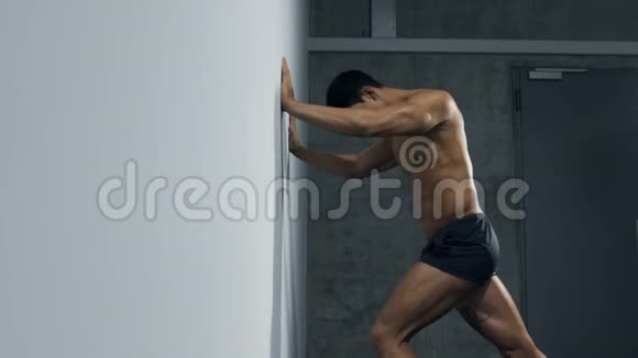 穿墙健身模型腿部运动视频的预览图