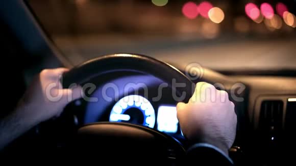 一个自信的年轻商人在夜城开车的手视频的预览图