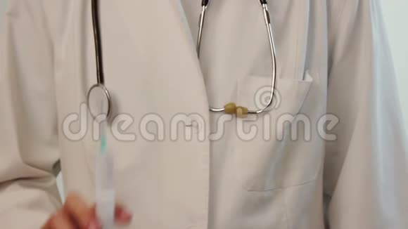 医生拿着注射器准备注射接种疫苗视频的预览图