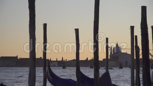 威尼斯的贡多拉斯在海浪和建筑物上摇摆视频的预览图