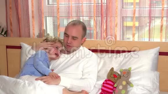 父亲冷静下来哭着躺在白床上的小女儿视频的预览图