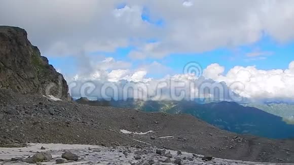 雄伟的群山覆盖着白云风景安定视频的预览图