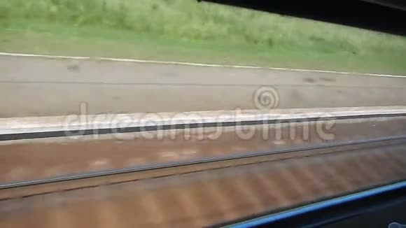 透过火车铁路道路的窗户视频的预览图