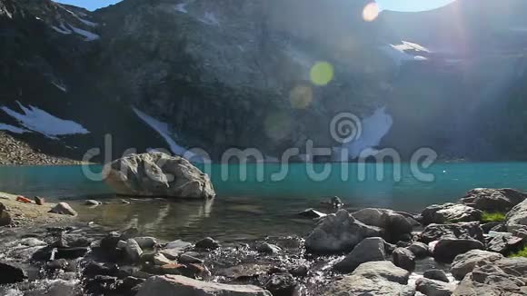 雄伟的山湖风光碧水的岩石阳光视频的预览图