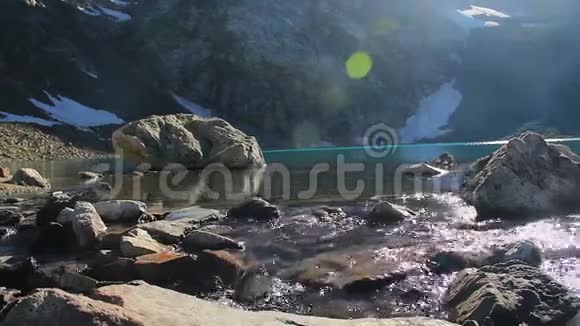 清澈的山涧流淌美丽的湖光山色视频的预览图