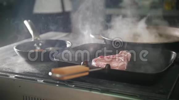 餐馆里烤的肉慢动作视频的预览图