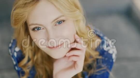 年轻的金发女人蓝眼睛看着镜头正面情绪的肖像视频的预览图