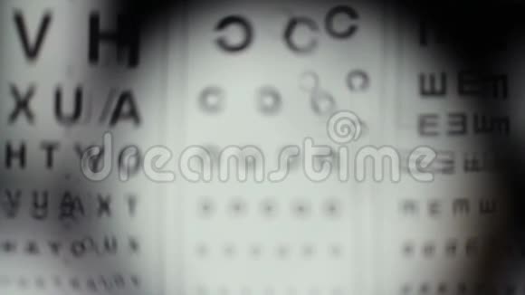 用眼科设备检查眼睛进行视力测试视频的预览图