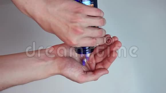 双手从药瓶中取出蓝色胶囊视频的预览图