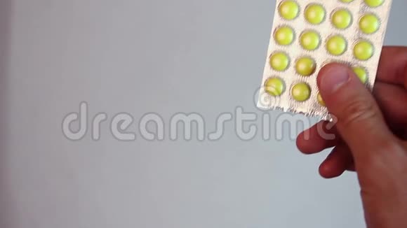 选择药片水泡包装昂贵的医疗保健视频的预览图