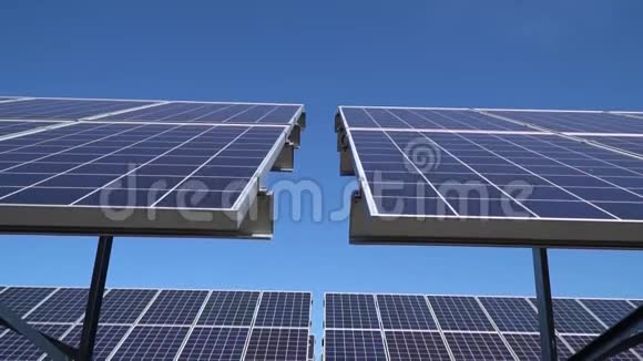 即使是一排排的太阳能电池板在地面上视频的预览图