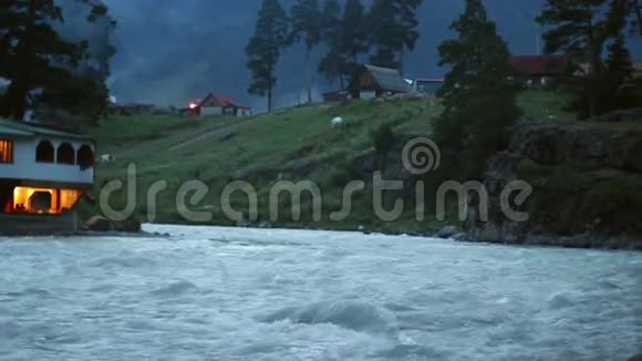 山河流水小木屋矗立在山上视频的预览图