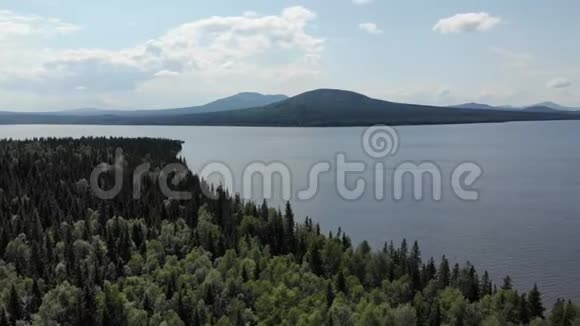 空中摄影乌拉尔山湖Zyuratkul的俯视图山上晴朗的一天视频的预览图