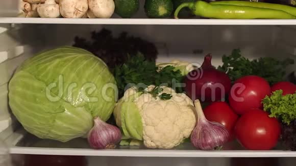 开放式冰箱货架上的蔬菜视频的预览图
