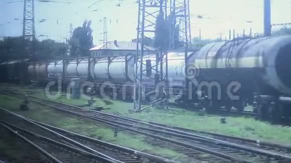 从火车窗口看货运列车工业区视频的预览图
