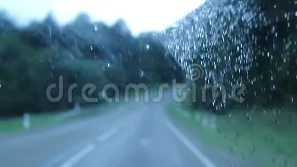 在雨中驾驶挡风玻璃上的水滴能见度低危险视频的预览图