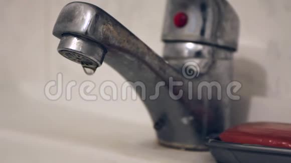 生态水滴浴室旧水龙头关闭厨房水龙头视频的预览图
