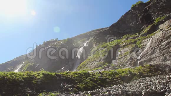 山间瀑布空中喷水夏日阳光明媚视频的预览图