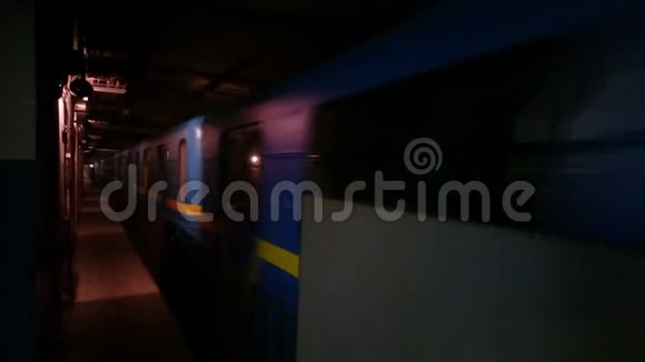地铁列车在黑暗隧道中行驶开往车辆段视频的预览图