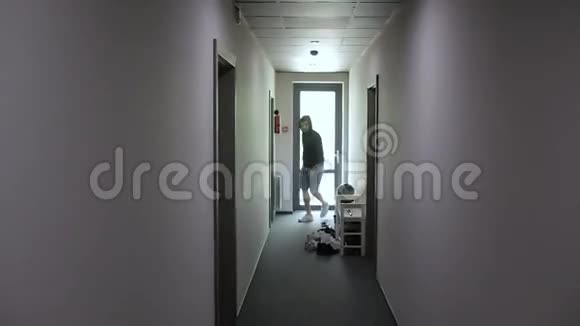 小偷沿着走廊偷东西破门而入视频的预览图