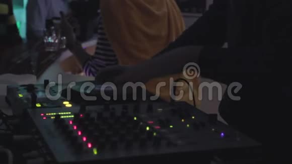 DJ在夜总会工作抓盘子打唱片视频的预览图