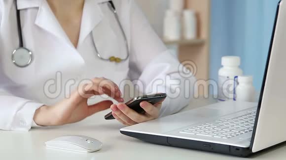 女医生在智能手机上拨打电话通过电话咨询病人视频的预览图