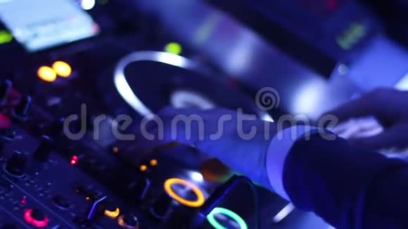 男DJ手按下控制甲板上的按钮盘子转动视频的预览图
