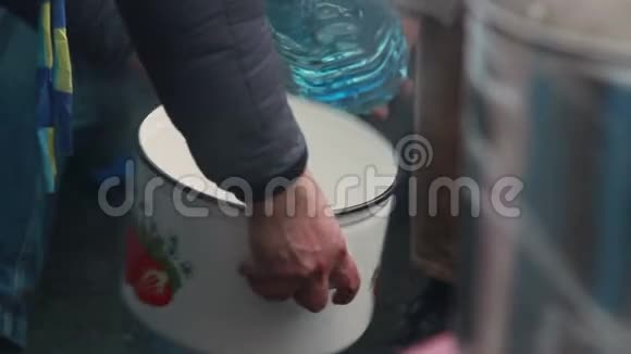 男性在户外洗脏锅冬季野外厨房视频的预览图