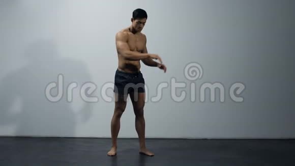 健身模型练习腿部提升视频的预览图