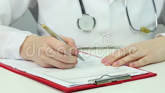 医生填写处方并交给病人办公室接待视频的预览图