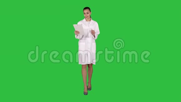 医学药学人保健和药理学概念带平板电脑行走和微笑的女医生视频的预览图