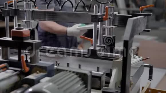 一名男子在工厂的木材机器上操作的特写镜头视频的预览图