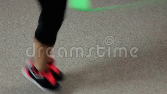 跳绳锻炼心脏训练女性在健身房积极锻炼视频的预览图