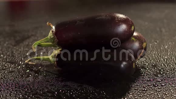 湿黑色面溅水的茄子视频的预览图