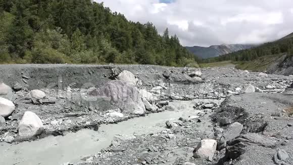 雅鲁河流入峡谷观色山阿尔泰视频的预览图